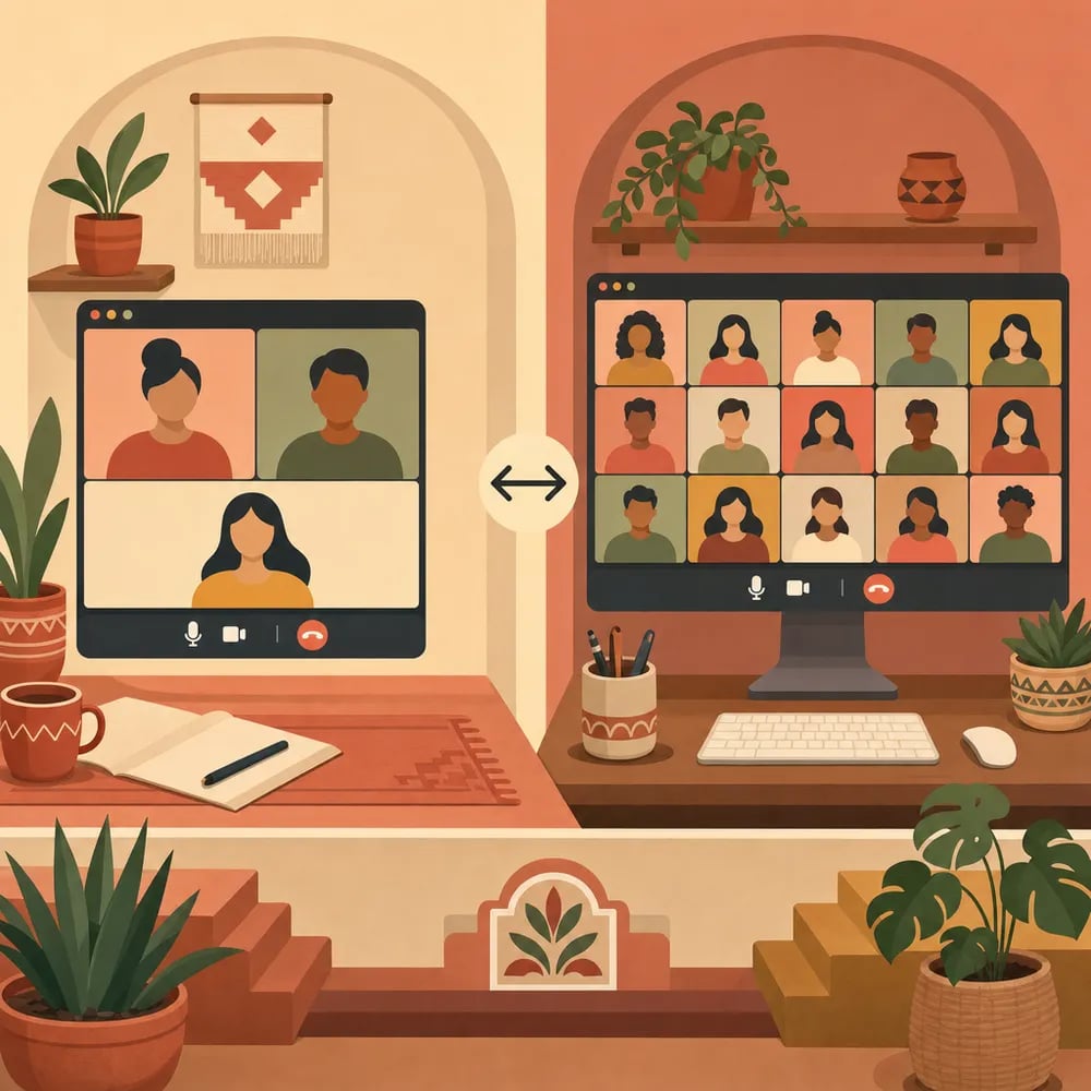 Contraste de dos formatos de clase online: uno con grupo pequeño íntimo (Algonova), otro con grupo más grande (Kodland) — ambas opciones válidas.